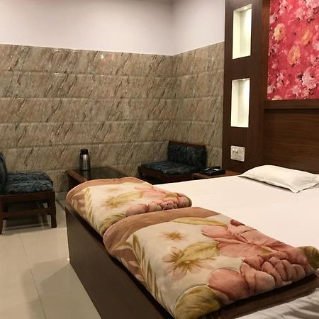 호텔 나트라즈 Bulandshahr 외부 사진