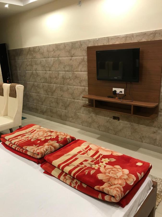 호텔 나트라즈 Bulandshahr 외부 사진